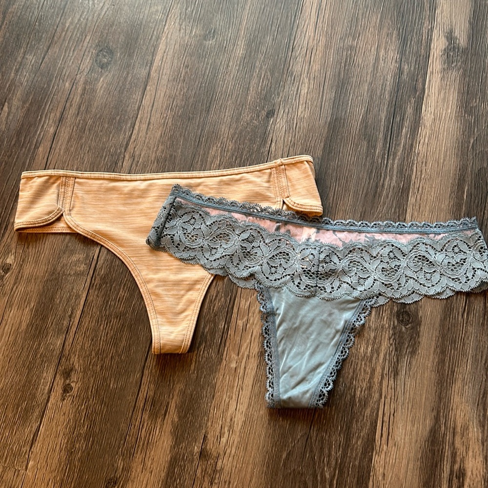 A Wish Design pair of thongs size medium